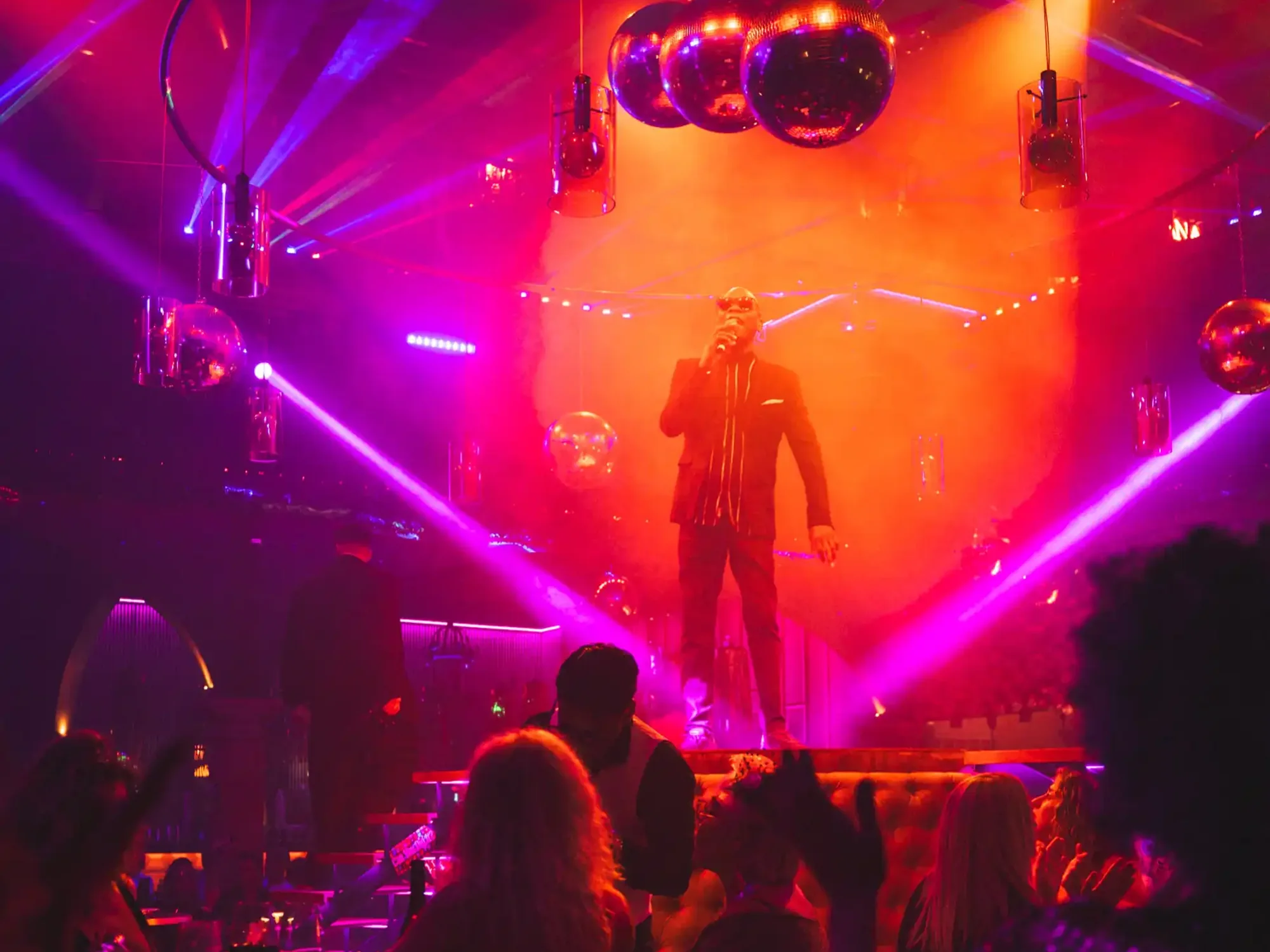 The evening show on stage above the dining room
