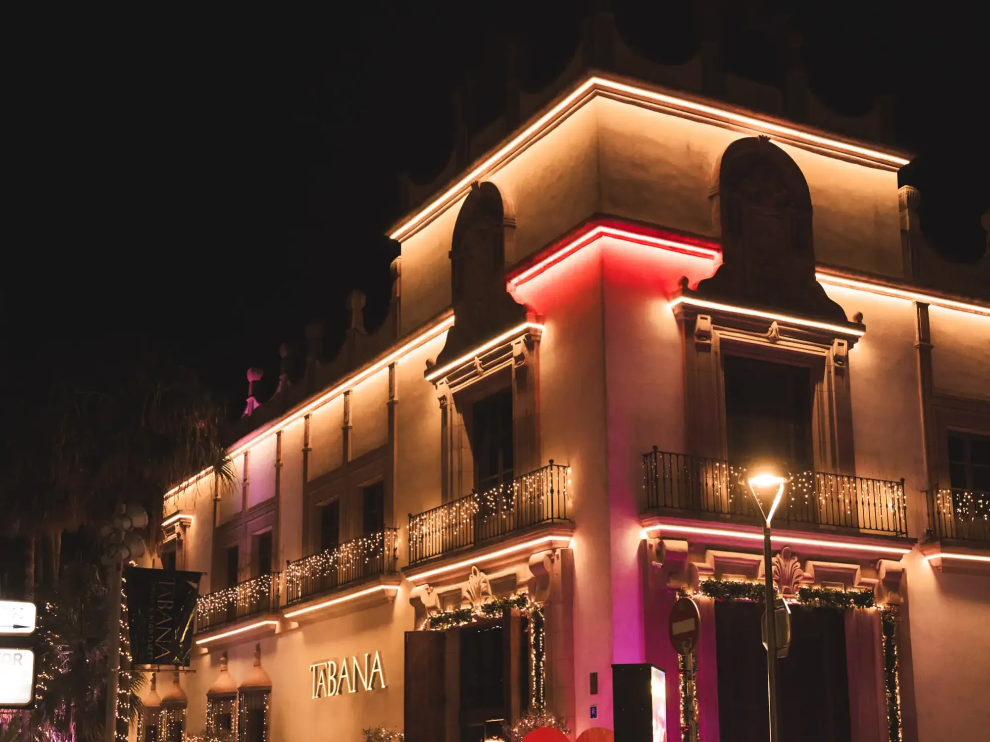 Tabana's illuminated frontage in Playa de Palma at night